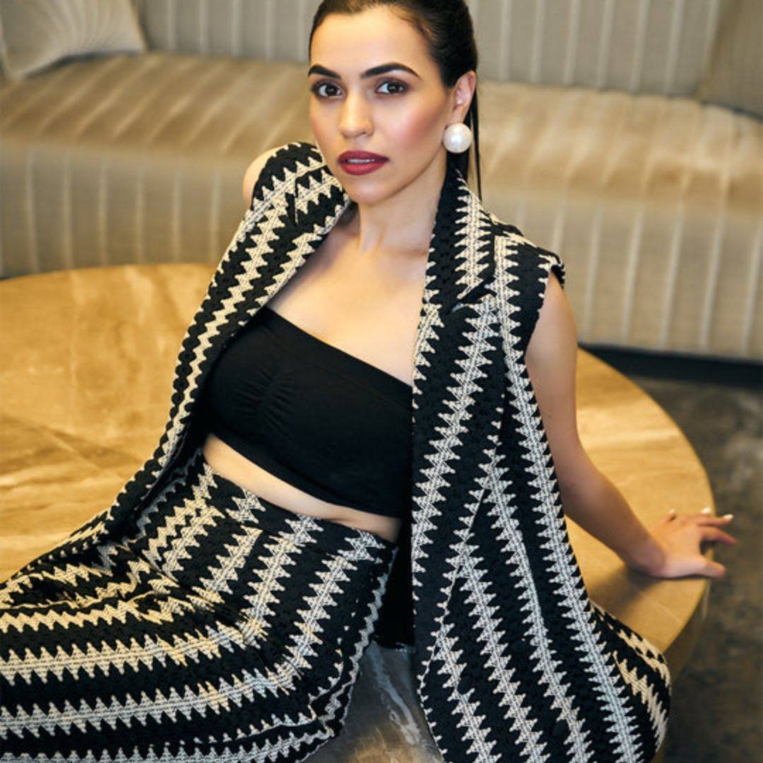BEAUTIFUL BLACK AND WHITE ZIGZAG DESIGN CORD SET